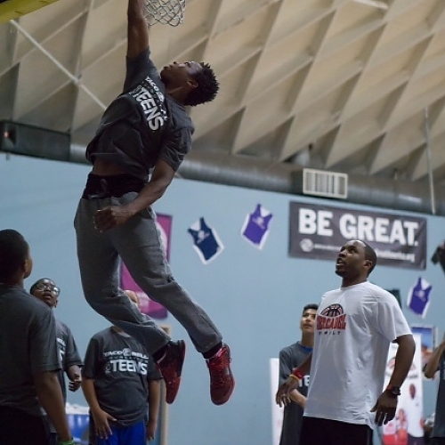 Explore the volunteer opportunities with Mercadel Basketball.